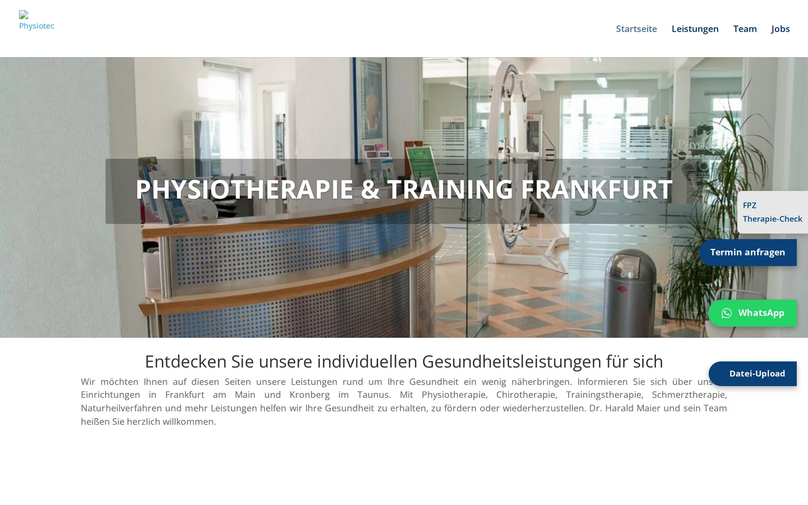 Die alte Startseite von physiotec.net mit markierten Schwachstellen: Balkenüberschrift über dem Foto, gestapelte Aktionsbuttons rechts, Blocksatz-Absatz, Navigation ohne Weg zur Terminanfrage.